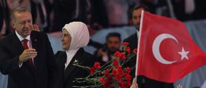 Will nicht wahrhaben, dass seine Politik ökonomische Konsequenzen hat: Recep Tayyip Erdogan, hier mit seiner Frau auf einer Parteiversammlung. 