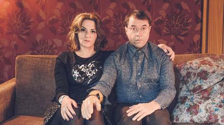 Morbide, brutal, schwarzhumorig. Bei Arthur (Jan Josef Liefers) und seiner Frau Martha (Martina Gedeck) geben sich die Probleme die Hand. 