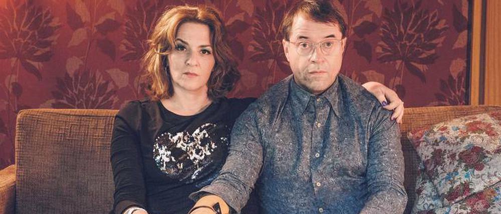 Morbide, brutal, schwarzhumorig. Bei Arthur (Jan Josef Liefers) und seiner Frau Martha (Martina Gedeck) geben sich die Probleme die Hand. 