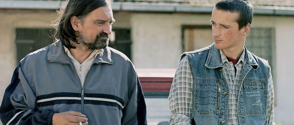 Der serbische LKW-Fahrer Vlada (Leon Lučev) mit seinem Sohn in Ognjen Glavonićs Spielfilm "Teret", der während des Kosovokrieges spielt.