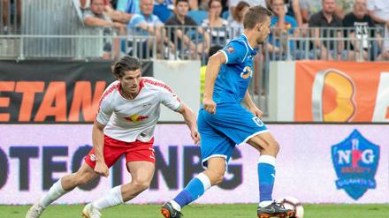 Schard aufgepasst: Leipzigs Marcel Sabitzer (l) schoss das Tor zum Unentschieden und seinen Verein damit in die dritte der Europa-League-Qualifikation.