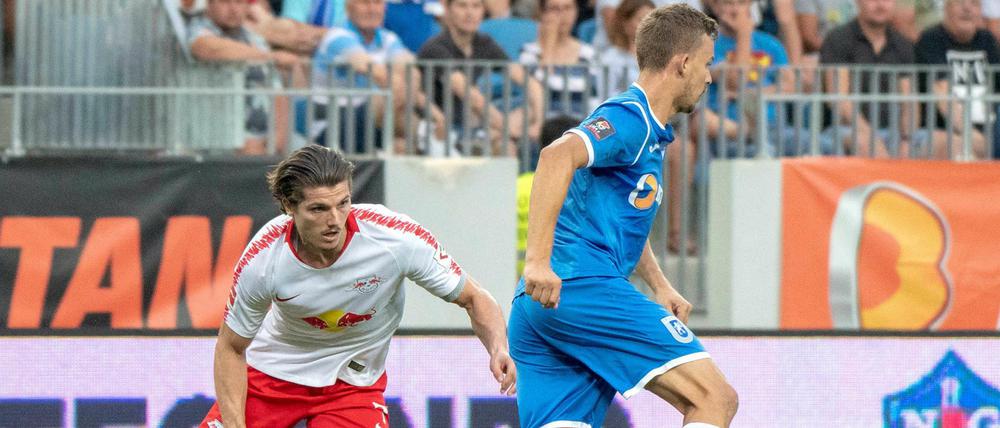 Schard aufgepasst: Leipzigs Marcel Sabitzer (l) schoss das Tor zum Unentschieden und seinen Verein damit in die dritte der Europa-League-Qualifikation.