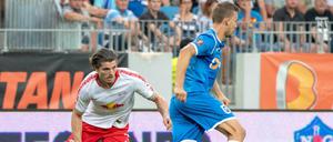 Schard aufgepasst: Leipzigs Marcel Sabitzer (l) schoss das Tor zum Unentschieden und seinen Verein damit in die dritte der Europa-League-Qualifikation.