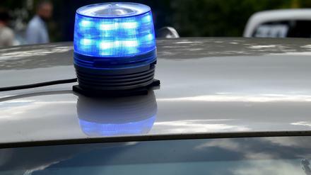 Ein Blaulicht leuchtet auf einem Polizeiwagen.