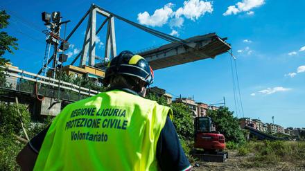 Ein Arbeiter inspiziert das Gebiet um die eingestürzte Morandi-Brücke. 