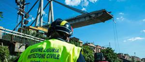 Ein Arbeiter inspiziert das Gebiet um die eingestürzte Morandi-Brücke. 
