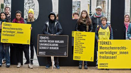 Aktivisten demonstrieren in Berlin für die Freilassung von in der Türkei inhaftierten Menschenrechtlern.
