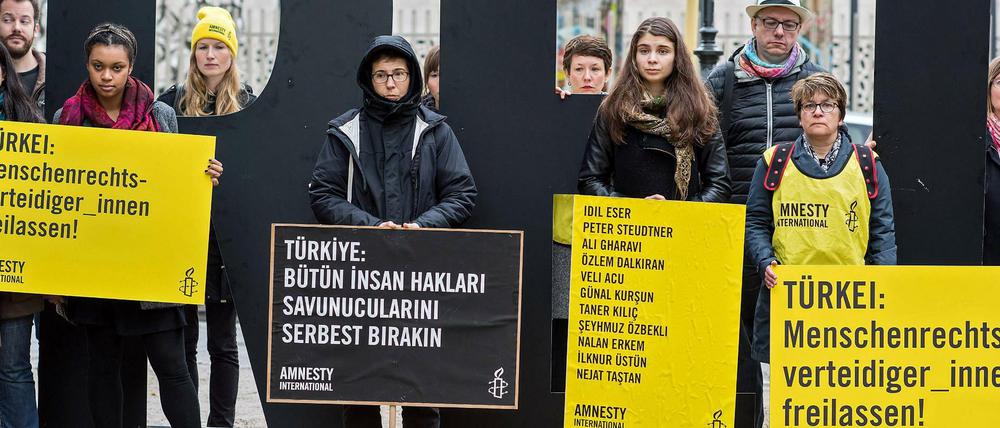 Aktivisten demonstrieren in Berlin für die Freilassung von in der Türkei inhaftierten Menschenrechtlern.