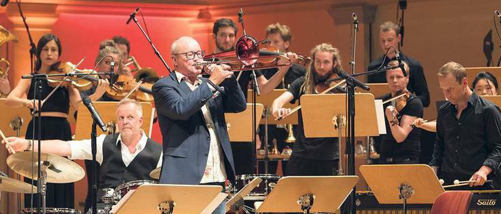 Stilmix. Nils Landgren und Mitglieder der Jungen Norddeutschen Philharmonie wie des Stegreif-Orchesters.