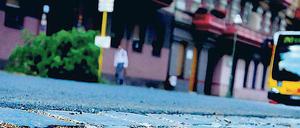 Bitter nötig. Der Senat investiert rund 60 Millionen Euro in Berlins Straßen.