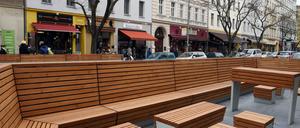 Die Sitzgelegenheiten in der Begegnungszone Bergmannstraße.  
