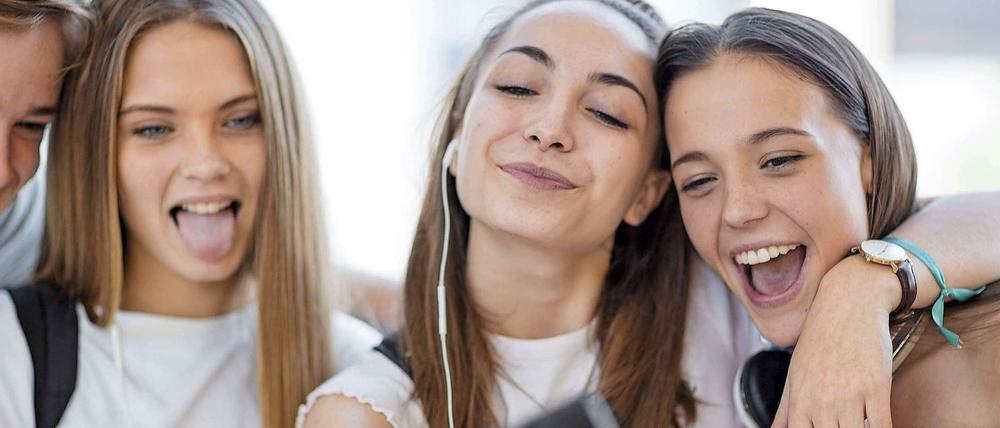 Handy, Handy in der Hand... Freundschaften wollen gepflegt werden, am besten mit Selfies fürs soziale Netzwerk.