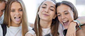 Handy, Handy in der Hand... Freundschaften wollen gepflegt werden, am besten mit Selfies fürs soziale Netzwerk. 