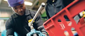 Ein Zuwanderer arbeitet in München an einem Werkstück.