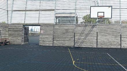 Freifläche. In der Lichterfelder Athene-Grundschule wurde der Sportplatz auf das Dach verlagert