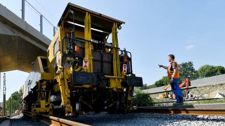 Der Schnellumbauzug „Mammut“ der Bahn verlegt in der Rostocker Kurve am Karower Kreuz Gleise.