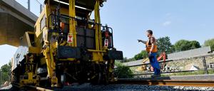 Der Schnellumbauzug „Mammut“ der Bahn verlegt in der Rostocker Kurve am Karower Kreuz Gleise.