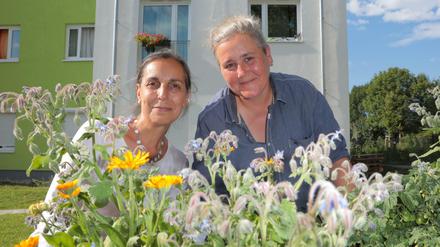 Da wächst was. Gärtnerin Keya Choudhury (li.) und Bärbel Behnke im Garten der Einrichtung.