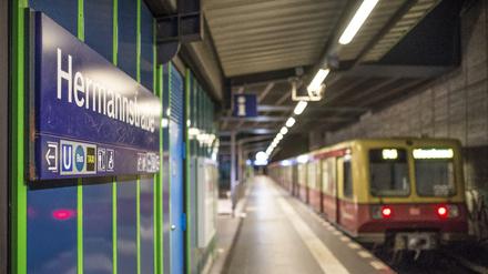 Der S-Bahnhof Hermannstrasse in Berlin Neukölln. 