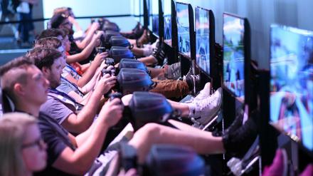 Gamer testen auf der Gamescom 2017 in Köln neue Spiele. 