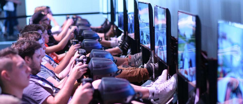 Gamer testen auf der Gamescom 2017 in Köln neue Spiele. 
