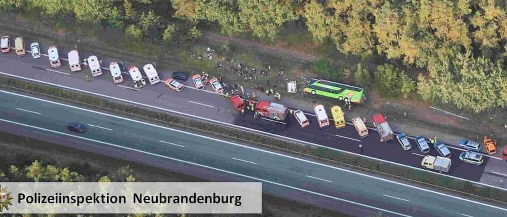 Der Unglücksort. Das Foto aus einem Hubschrauber der Polizei macht den Umfang der Rettungsarbeiten deutlich.