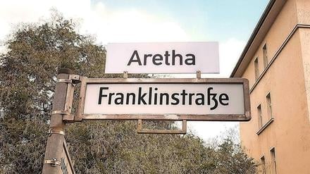 Wie gut, dass Berlin schon eine Franklinstraße hat. So konnten die Fans der verstorbenen Königin des Soul besonders leicht die Ehre erweisen.