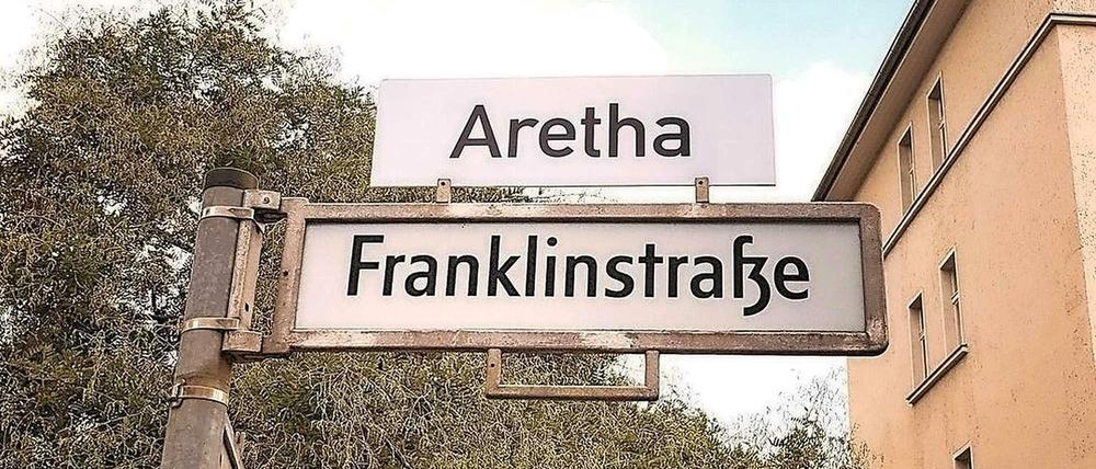 Wie gut, dass Berlin schon eine Franklinstraße hat. So konnten die Fans der verstorbenen Königin des Soul besonders leicht die Ehre erweisen.