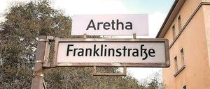 Wie gut, dass Berlin schon eine Franklinstraße hat. So konnten die Fans der verstorbenen Königin des Soul besonders leicht die Ehre erweisen.