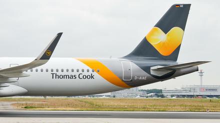Das Heck eines Airbus A321 der Fluggesellschaft Condor mit dem Design des Tourismuskonzerns Thomas Cook auf dem Flughafen Frankfurt/Main (Symbolbild). 