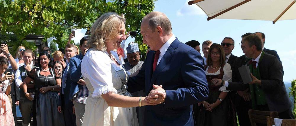 Die Braut Karin Kneissl und der russische Präsident beim Tanz.