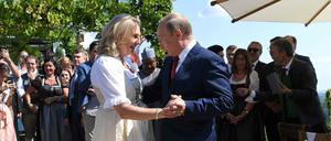 Die Braut Karin Kneissl und der russische Präsident beim Tanz.