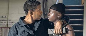 Robert McCall (Denzel Washington) will den jungen Miles (Ashton Sanders) vom falschen Weg abbringen, notfalls auf die harte Tour. 