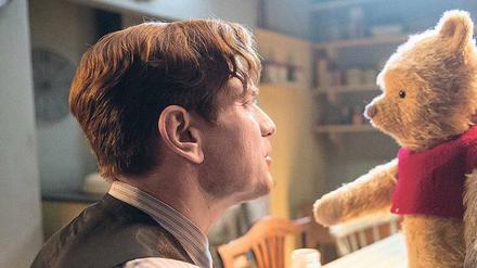 Christopher (Ewan McGregor) mit sprechendem Stoffteddy. 