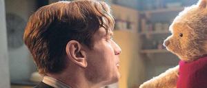 Christopher (Ewan McGregor) mit sprechendem Stoffteddy. 