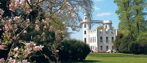 Als Friedrich Wilhelm II. die Pfaueninsel 1793 erwarb, hieß sie noch Kaninchenwerder. Wenig später entstand das Schloss, weitgehend in Holzbauweise. 