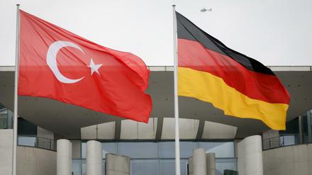 Die türkische und die deutsche Fahne vor dem Bundeskanzleramt (Symbolbild)