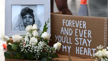 Fans gedenken Aretha Franklin am Hollywood Walf of Fame mit Blumen und Plakaten.