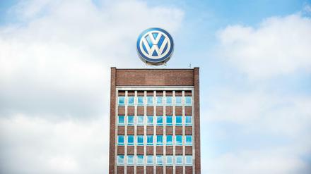 Das Volkswagenlogo steht auf dem Dach des Verwaltungshochhauses des VW-Werks in Wolfsburg. 