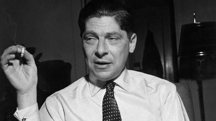 Der Ex-Kommunist. Arthur Koestler, der als Sohn eines deutsch-jüdischen Fabrikanten in Budapest geboren wurde, schrieb seinen Roman „Darkness at Noon“, der erstmals 1940 in Großbritannien erschien, auf Deutsch. 