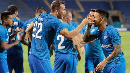 Waaaaas?! Artem Dzyuba (l.) und Sebastian Driussi können es selbst nicht glauben - am Ende steht es 8:1.