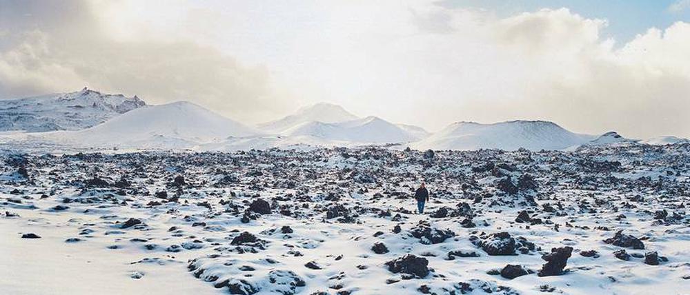 Traumlandschaft. Roni Horn in ihrer liebsten Umgebung: Island. Je ungemütlicher und einsamer die Natur, desto besser, findet die New Yorker Künstlerin, die häufig mit dem Medium der Fotografie arbeitet. 