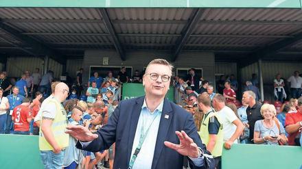Präsident in der Provinz. Der DFB-Chef Reinhard Grindel schaute am Samstag beim Pokalspiel von Bayern München beim niedersächsischen SV Drochtersen/Assel zu. Wegen des WM-Scheiterns steht auch er unter Druck. 