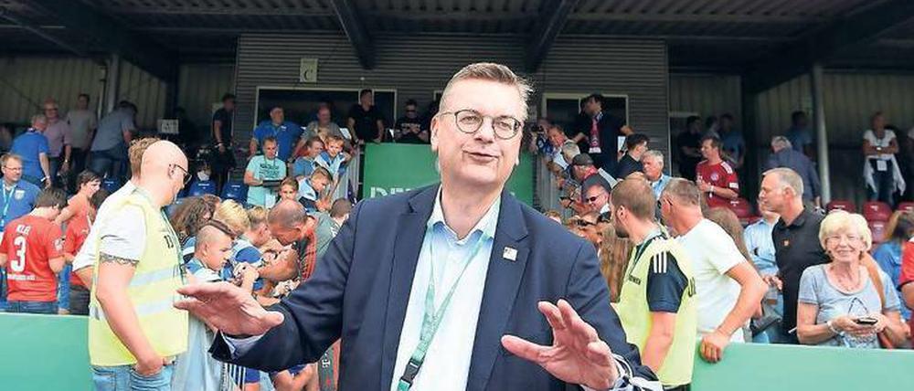 Präsident in der Provinz. Der DFB-Chef Reinhard Grindel schaute am Samstag beim Pokalspiel von Bayern München beim niedersächsischen SV Drochtersen/Assel zu. Wegen des WM-Scheiterns steht auch er unter Druck. 