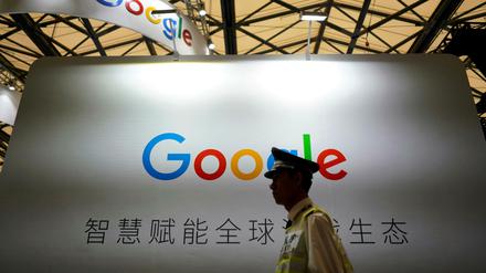 Ein Google-Schild auf einer Messe in China. 
