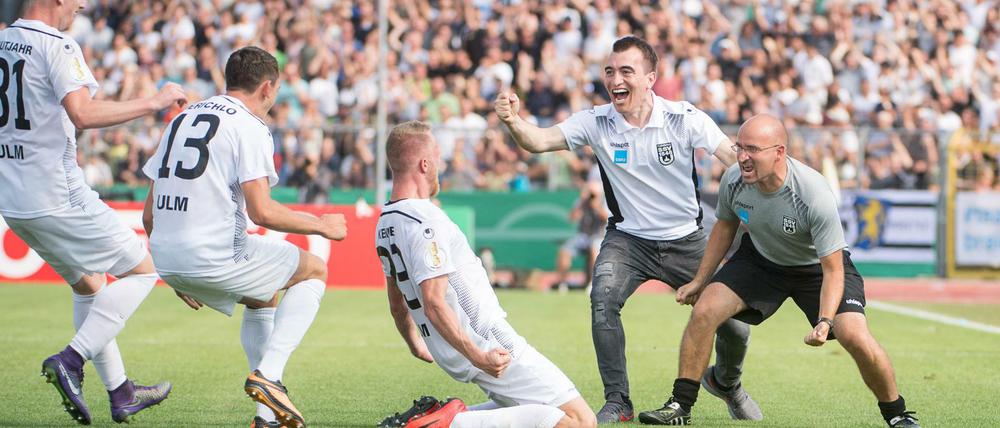 Ulm jubelt über das erste Tor. Am Ende kegelten die Ulmer Pokalsieger Eintracht Frankfurt aus dem Wettbewerb. 