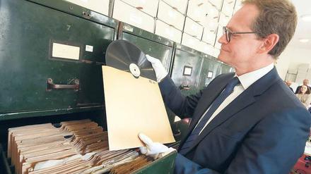 Berlins Regierender Bürgermeister Michael Müller erkundet das Lautarchiv der Humboldt-Universität.