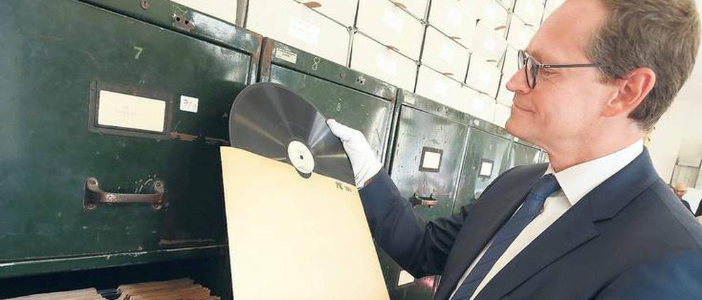 Berlins Regierender Bürgermeister Michael Müller erkundet das Lautarchiv der Humboldt-Universität.