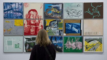 Eine Besucherin schaut sich im Hamburger Bahnhof ein Gemälde von Martin Kippenberger an. 