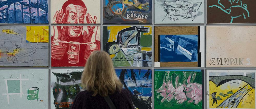 Eine Besucherin schaut sich im Hamburger Bahnhof ein Gemälde von Martin Kippenberger an. 